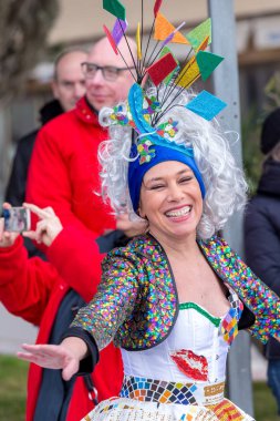 Palamos, İspanya - 11 Şubat 2018, geleneksel karnaval geçit küçük bir kasaba Palamos, Katalonya, İspanya .