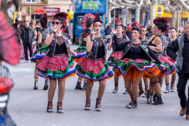 Palamos, İspanya - 11 Şubat 2018, geleneksel karnaval geçit küçük bir kasaba Palamos, Katalonya, İspanya .