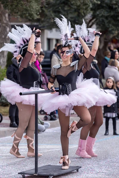 Паламос, Испания - 11 февраля 2018 года, традиционный карнавальный парад в маленьком городке Паламос, Каталония, Испания  . — стоковое фото