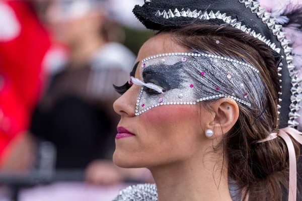 Palamos, Espanha - 11 de fevereiro de 2018, Desfile tradicional de carnaval em uma pequena cidade Palamos, na Catalunha, na Espanha  . — Fotografia de Stock