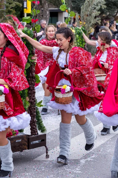 Palamos, Espanha - 11 de fevereiro de 2018, Desfile tradicional de carnaval em uma pequena cidade Palamos, na Catalunha, na Espanha  . — Fotografia de Stock