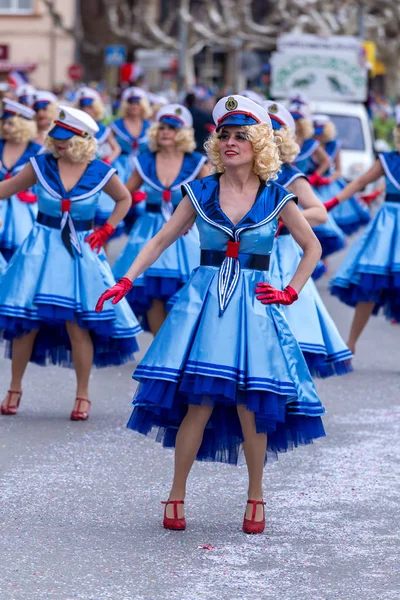 Palamos, Espanha - 11 de fevereiro de 2018, Desfile tradicional de carnaval em uma pequena cidade Palamos, na Catalunha, na Espanha  . — Fotografia de Stock