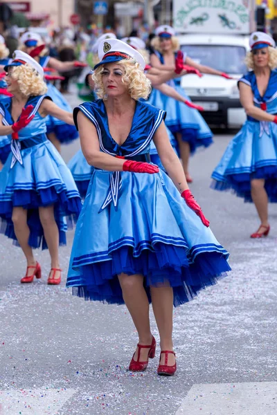 Palamos, Espanha - 11 de fevereiro de 2018, Desfile tradicional de carnaval em uma pequena cidade Palamos, na Catalunha, na Espanha  . — Fotografia de Stock