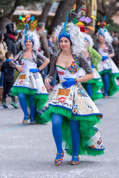 Palamos, Espanha - 11 de fevereiro de 2018, Desfile tradicional de carnaval em uma pequena cidade Palamos, na Catalunha, na Espanha  . — Fotografia de Stock