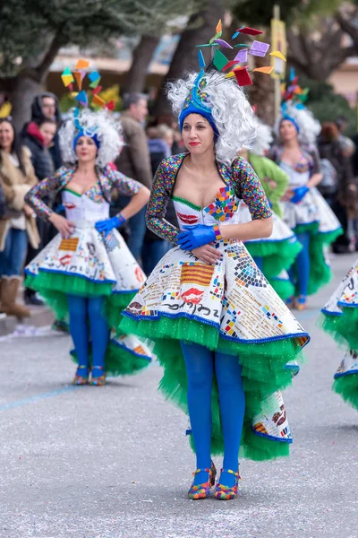 Паламос, Испания - 11 февраля 2018 года, традиционный карнавальный парад в маленьком городке Паламос, Каталония, Испания  . — стоковое фото