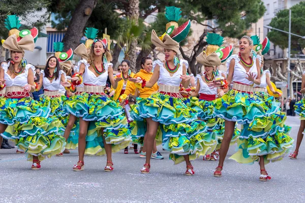 Palamos, España - 11 de febrero de 2018, Desfile de carnaval tradicional en una pequeña ciudad Palamos, en Cataluña, en España  . — Foto de Stock