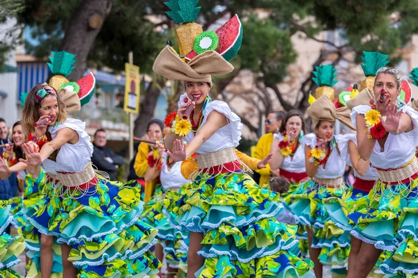 Palamos, España - 11 de febrero de 2018, Desfile de carnaval tradicional en una pequeña ciudad Palamos, en Cataluña, en España  . — Foto de Stock