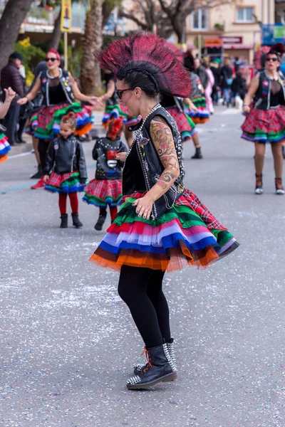 Palamos, España - 11 de febrero de 2018, Desfile de carnaval tradicional en una pequeña ciudad Palamos, en Cataluña, en España  . — Foto de Stock