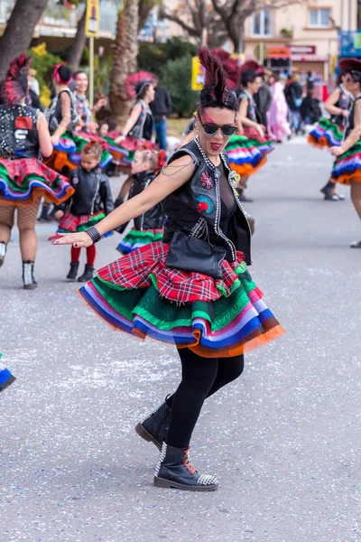 Palamos, España - 11 de febrero de 2018, Desfile de carnaval tradicional en una pequeña ciudad Palamos, en Cataluña, en España  . — Foto de Stock