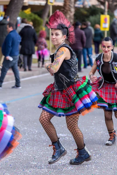 Palamos, Hiszpania - 11 lutego 2018, Tradycyjny karnawał parada w małej miejscowości Palamos, w Katalonii, w Hiszpanii . — Zdjęcie stockowe