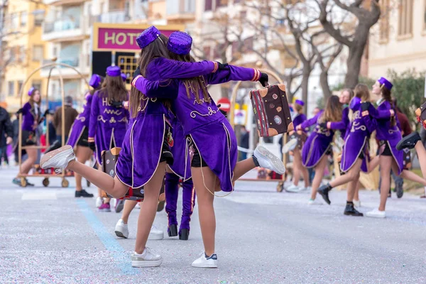 Palamos, İspanya - 11 Şubat 2018, geleneksel karnaval geçit küçük bir kasaba Palamos, Katalonya, İspanya . — Stok fotoğraf