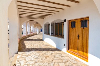 Küçük bir köyde Calella de Palafrugell (Costa Brava, İspanya güzel kemer)