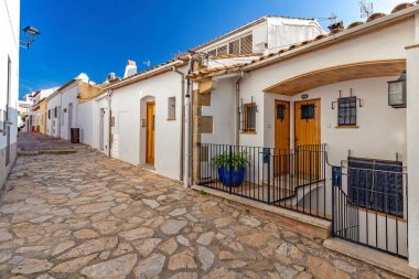 Tipik sokak detay küçük bir köyde Calella de Palafrugell (Costa Brava, İspanya)