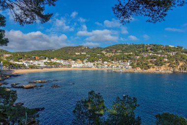 Kışın küçük tatil köyü Llafranc (Costa Brava, İspanya)