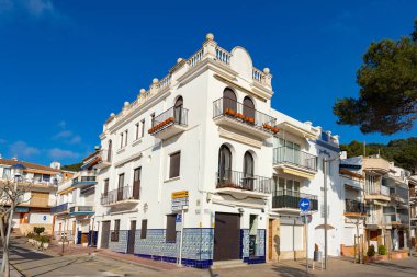 Tipik sokak ayrıntılı olarak bir küçük tatil köyü Llafranc (Costa Brava, İspanya)