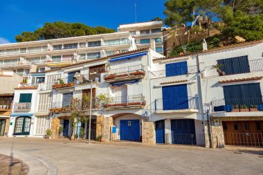 Tipik sokak ayrıntılı olarak bir küçük tatil köyü Llafranc (Costa Brava, İspanya)