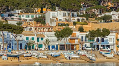 Kışın küçük tatil köyü Llafranc (Costa Brava, İspanya)