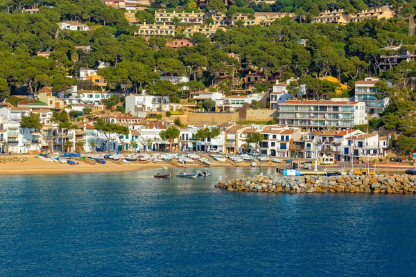 Pequeño pueblo turístico Llafranc (Costa Brava, España) en invierno — Foto de Stock