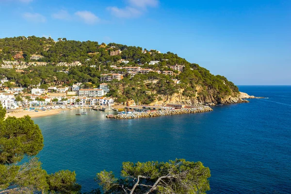 Pequeño pueblo turístico Llafranc (Costa Brava, España) en invierno — Foto de Stock