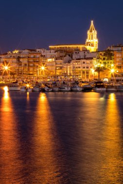 Gece şehir Palamos (Ispanya Costa Brava)