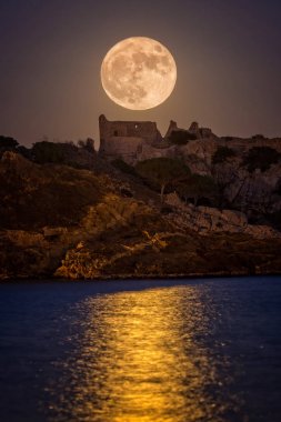 Dolunay üzerinde eski kalenin Costa Brava bir tatil köyünde Fosca, İspanya