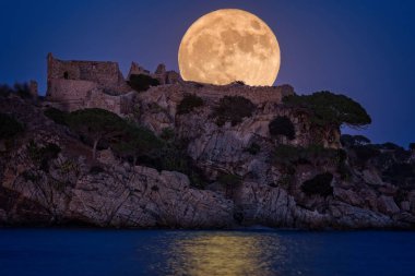 Dolunay üzerinde eski kalenin Costa Brava bir tatil köyünde Fosca, İspanya