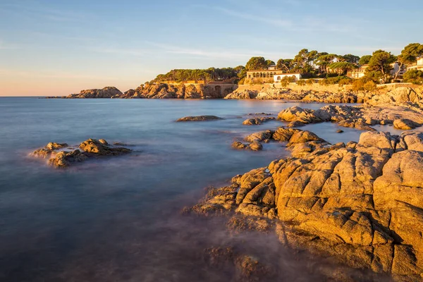Bonito detalle de la Costa Brava pueblo Sagaro (Cataluña) costera en España — Foto de Stock