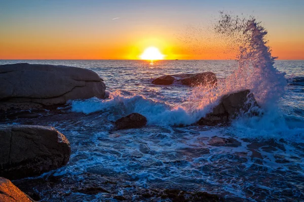 Beau lever de soleil dans une baie avec des rochers sur la Costa Brava, Espagne — Photo