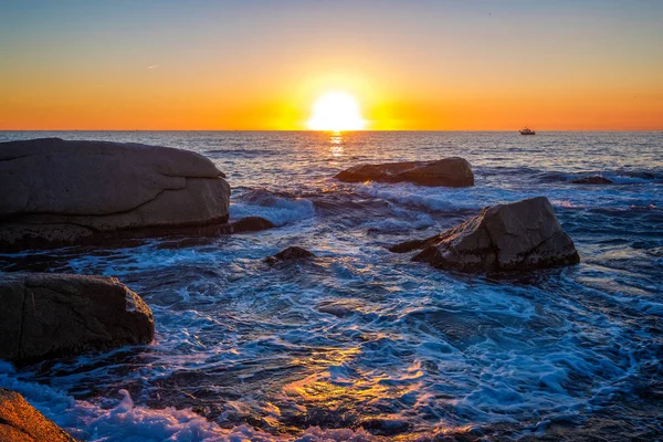 美丽的日出在海湾与岩石在海岸, 西班牙 — 图库照片