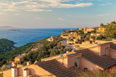 Begur Kalesi, Katalonya, İspanya tipik bir İspanyol şehir ile