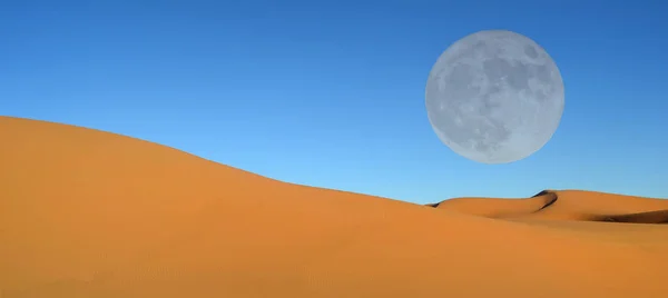 美しい砂丘と青い空と満月 — ストック写真