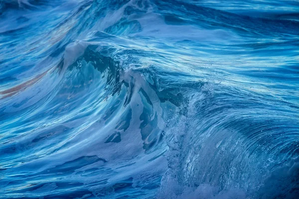 Hermosa ola azul del océano en la costa de la Costa Brava en España — Foto de Stock