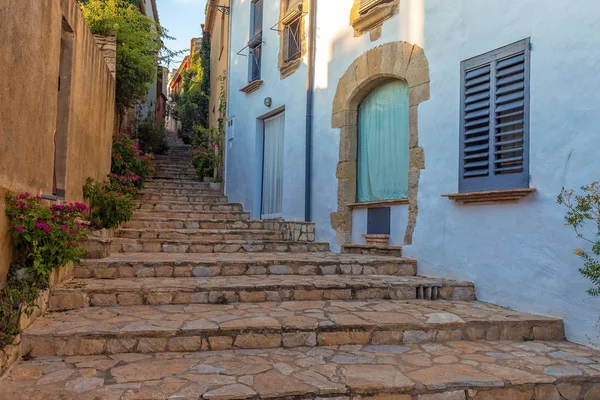 Hermoso detalle escaleras en un pequeño pueblo turístico Begur en la Costa Brava de España — Foto de Stock