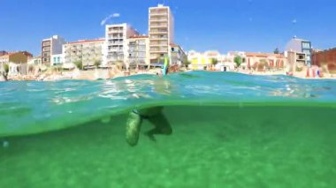 Kubbe ve Gopro Hero 5 siyah, 4 k ile yapma genç adam şnorkel ile sürüş açık okyanus su