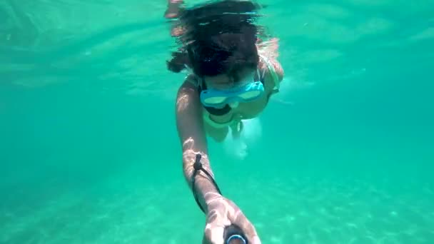美少女村パラモス スペインで澄んだ水にシュノーケルで運転 — ストック動画