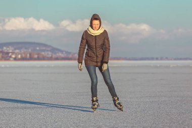 Güzel sarışın kız Macaristan Balaton Gölü üzerinde kışın buz pateni