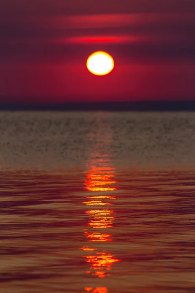 Vackra solnedgången ljus över Balatonsjön i Ungern — Stockfoto