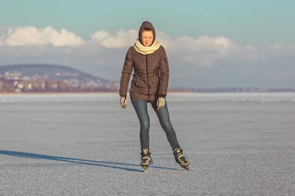 Hübsches blondes Mädchen beim Schlittschuhlaufen auf dem Balaton in Ungarn im Winter — Stockfoto