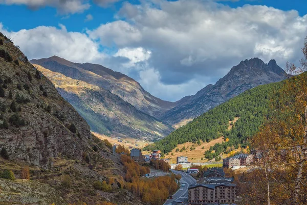 Paisagem agradável de uma montanha no país Andorra — Fotografia de Stock