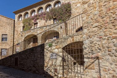 Güzel eski taş evler İspanyol eski köyünde, sarsak, Costa Brava
