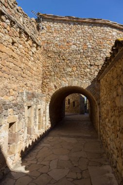 Güzel eski taş kemerler İspanyol eski köyde Pals, Costa Brava