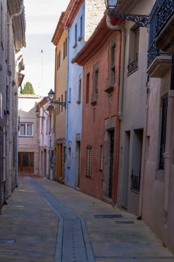 Begur, Costa Brava İspanyol eski kasabada güzel eski taş evler