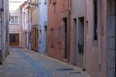 Begur, Costa Brava İspanyol eski kasabada güzel eski taş evler