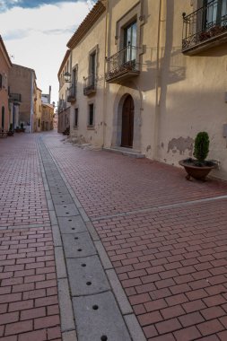 Begur, Costa Brava İspanyol eski kasabada güzel eski taş evler