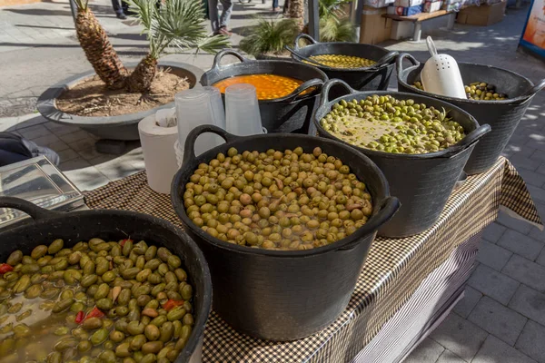 Oliva verde en el mercado en la calle de la ciudad Palamos — Foto de Stock