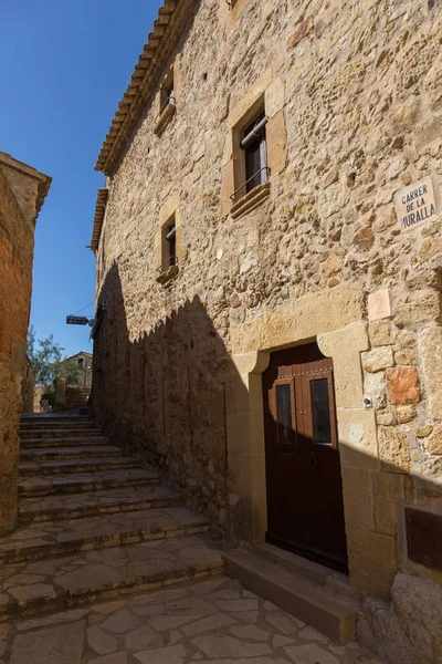 Beautiful old stone houses in Spanish ancient village, Pals, in Costa Brava — Stock Photo, Image