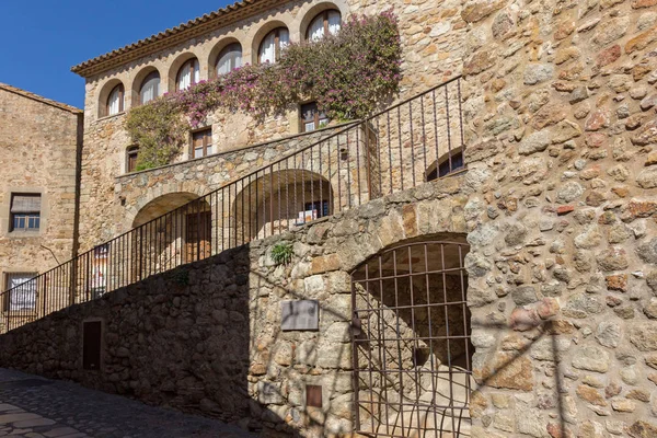 Beautiful old stone houses in Spanish ancient village, Pals, in Costa Brava — Stock Photo, Image