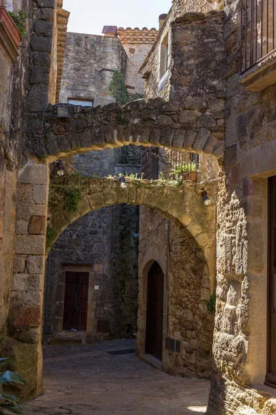 Gyönyörű régi kő ívek spanyol ősi falu, pajtások, Costa Brava — Stock Fotó