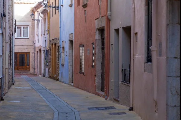 Hermosas casas de piedra antiguas en el antiguo pueblo español, Begur, en la Costa Brava — Foto de Stock