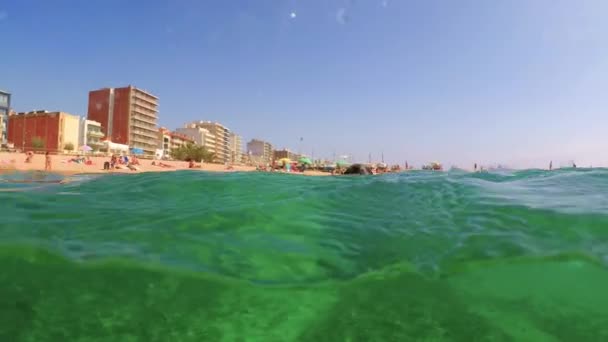 Hübsches Mädchen Lächelt Auf Dem Klaren Wasser Spanien Und Macht — Stockvideo